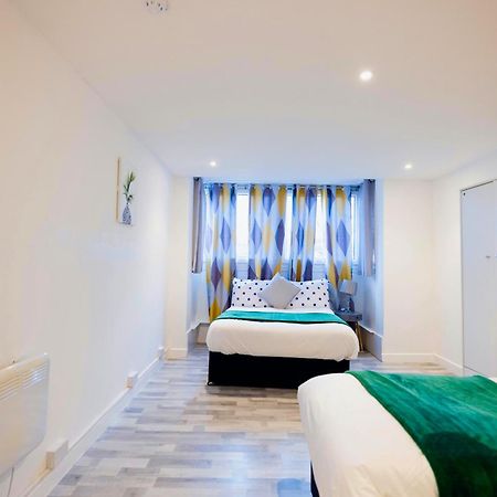2 Bedrooms -Parking-Very Spacious-Wifi London Eksteriør billede