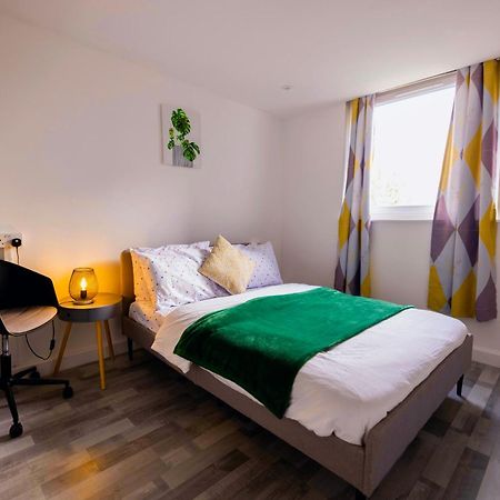 2 Bedrooms -Parking-Very Spacious-Wifi London Eksteriør billede