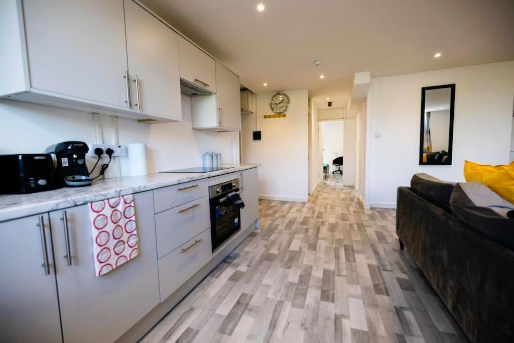 2 Bedrooms -Parking-Very Spacious-Wifi London Eksteriør billede