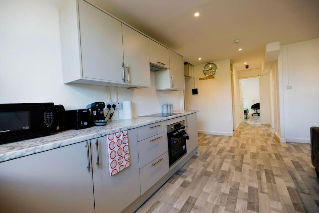 2 Bedrooms -Parking-Very Spacious-Wifi London Eksteriør billede