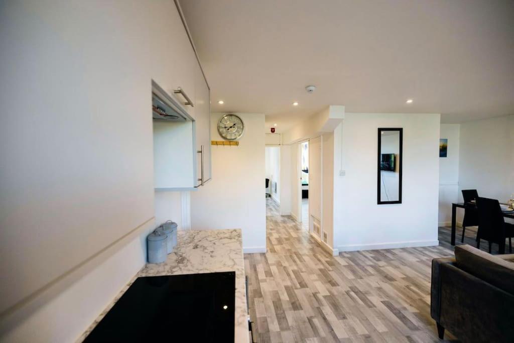 2 Bedrooms -Parking-Very Spacious-Wifi London Eksteriør billede