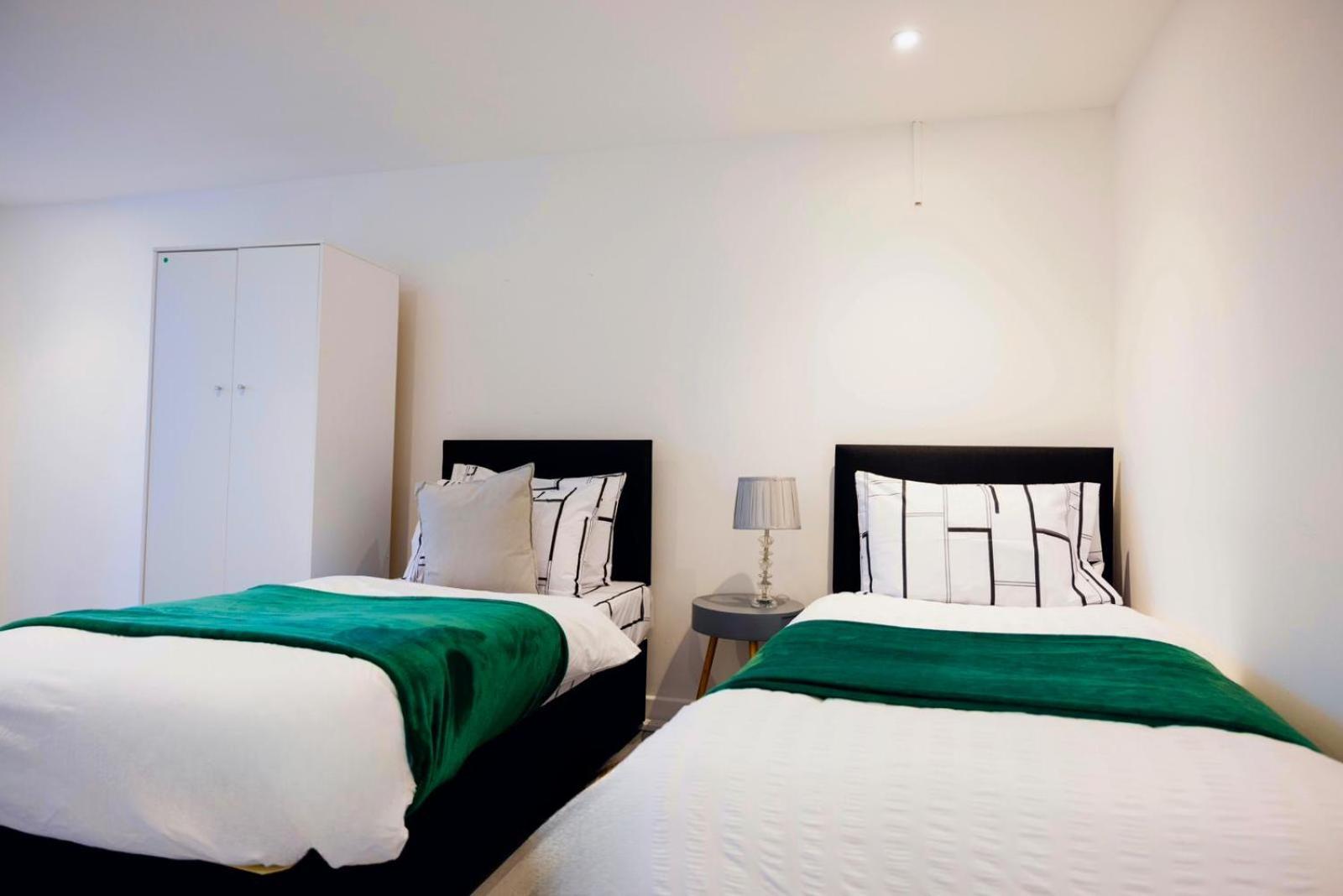 2 Bedrooms -Parking-Very Spacious-Wifi London Eksteriør billede