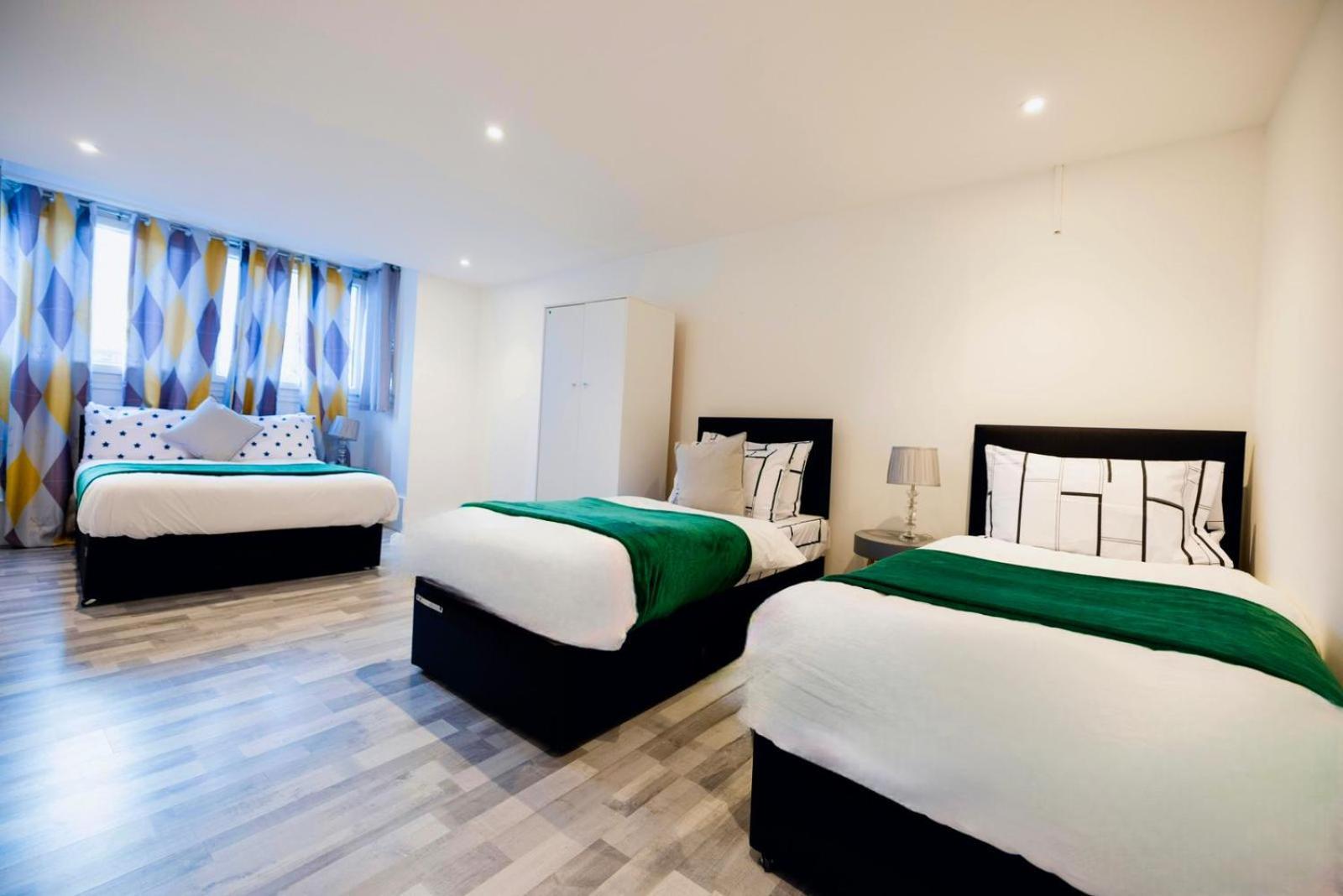 2 Bedrooms -Parking-Very Spacious-Wifi London Eksteriør billede